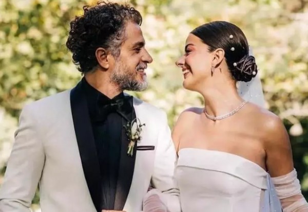 Ünlü çiftten romantik kutlama!